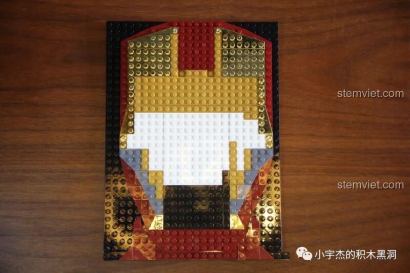 Lắp ráp tranh mosaic mặt nạ Người Sắt cho bìa sách, phiên bản gốc chưa mạ vàng.