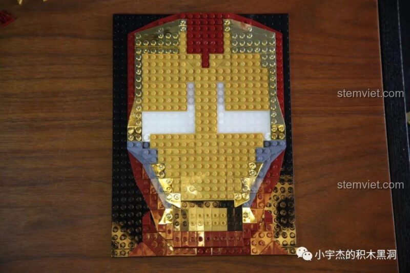 Tranh mosaic mặt nạ Người Sắt phiên bản gốc đang được hoàn thiện.