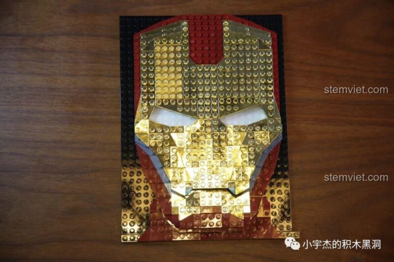 Lắp ráp tranh mosaic mặt nạ Người Sắt phiên bản nâng cấp với các chi tiết mạ vàng.