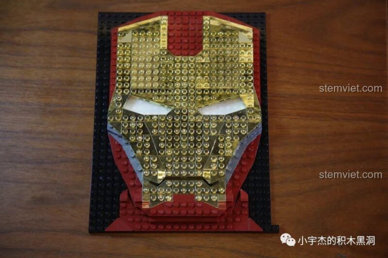 Tranh mosaic mặt nạ Người Sắt phiên bản mạ vàng hoàn thiện, vô cùng lấp lánh và ấn tượng.