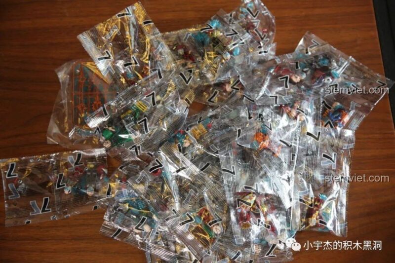 Túi chi tiết số 7 của đồ chơi mô hình Iron Book, chứa toàn bộ 52 minifigures Người Sắt.