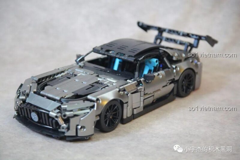 Mô hình Siêu xe Mercedes-AMG GT R hoàn thiện, nhìn từ góc chéo phía trước.