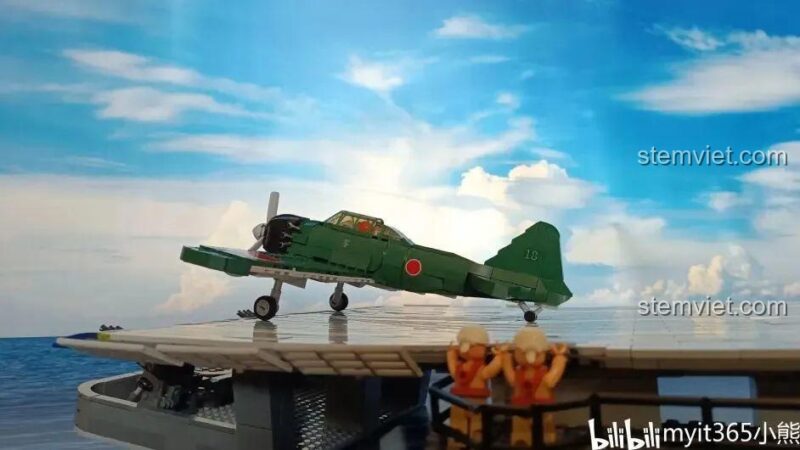 Cận cảnh bên hông của bộ lắp ráp Tiêm kích hạm A6M Zero, cho thấy bộ bánh xe đã hạ xuống.