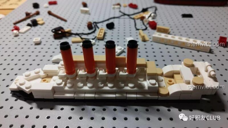 Lắp ống khói cho mô hình tàu Titanic Sluban M38-B0576, đồ chơi mô hình cho bé trai 6 tuổi.