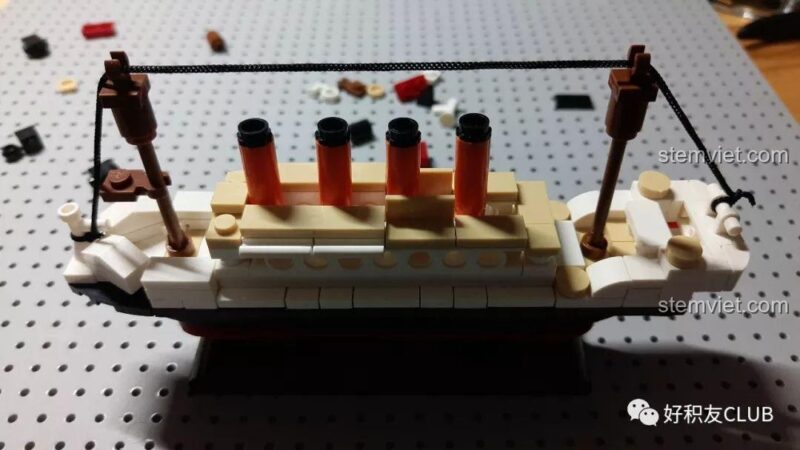 Mô hình tàu Titanic Sluban M38-B0576 đã hoàn thành, đồ chơi mô hình trưng bày đẹp mắt.