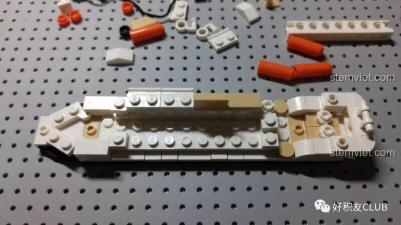 Thân tàu Titanic Sluban M38-B0576 với phần màu trắng, bộ lắp ghép 194 mảnh, đồ chơi lắp ráp.