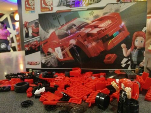 Hộp và các chi tiết của bộ lắp ghép Xe Đua Liệt Hỏa Thiên Điểu Sluban M38-B0633D cho bé gái 6 tuổi.