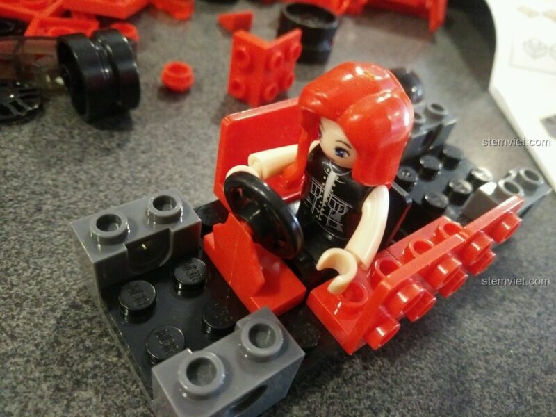 Minifigure Phụng Ni đang lắp ráp buồng lái cho đồ chơi mô hình Sluban B0633D.