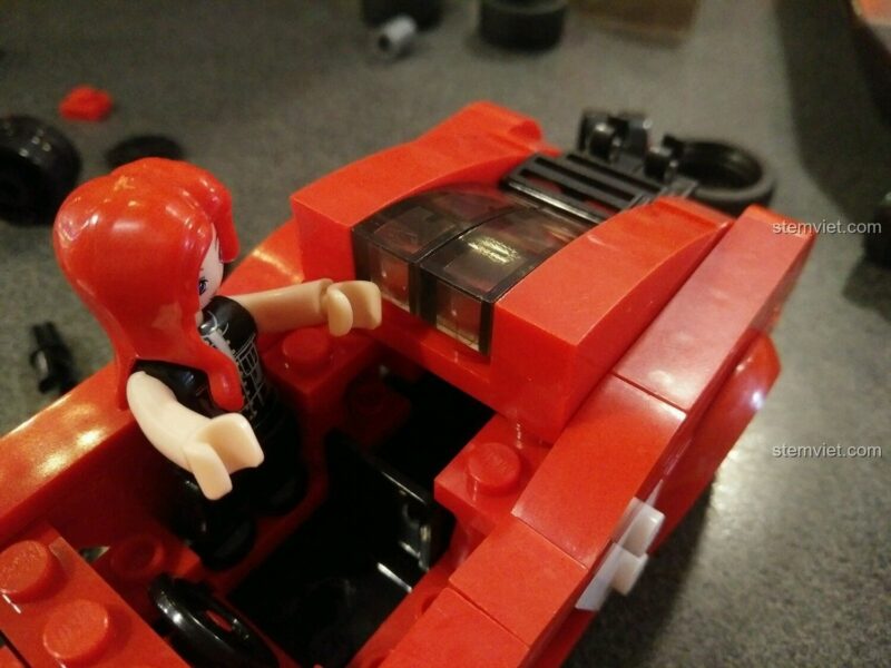 Minifigure tay đua nữ chuẩn bị vào chiếc xe đua đỏ rực M38-B0633D.