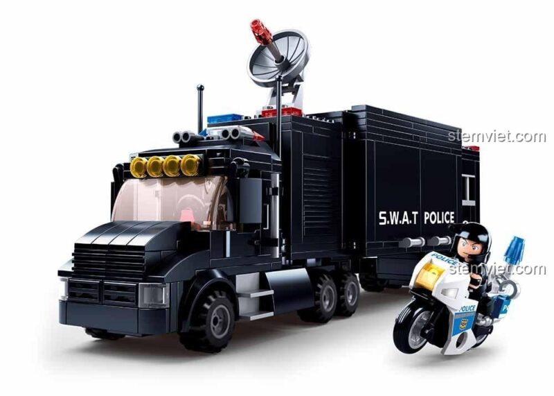 Xe tải chỉ huy và mô tô cảnh sát trong bộ đồ chơi lắp ráp Sluban M38-B0659, thể hiện chi tiết xe cảnh sát SWAT, phù hợp cho bé trai 6 tuổi.