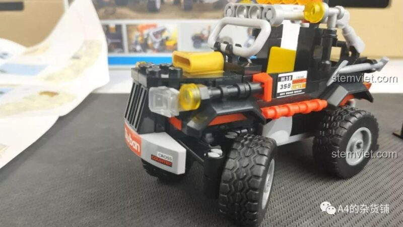 Hai mô hình xe địa hình Sluban M38-B0663A và M38-B0663D cùng minifigure, bộ đồ chơi lắp ráp xe địa hình off-road.