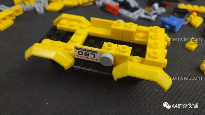 Quá trình dán decal lên bộ đồ chơi Sluban M38-B0663A Xe Địa Hình Pathfinder, hoàn thiện chi tiết xe.