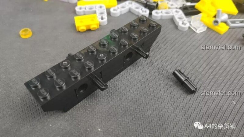 Khung gầm cơ bản của bộ đồ chơi Sluban M38-B0663A Xe Địa Hình Pathfinder, bước đầu tiên trong lắp ráp.