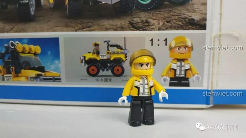 Minifigure và kích thước 10.8cm của bộ đồ chơi Sluban M38-B0663A Xe Địa Hình Pathfinder, thể hiện tỉ lệ mô hình.