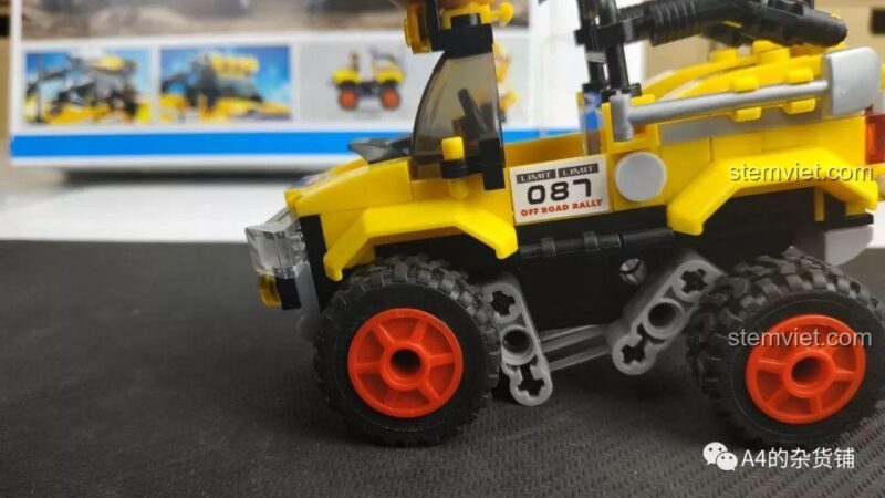 Kiểm tra hệ thống giảm xóc của bộ đồ chơi Sluban M38-B0663A Xe Địa Hình Pathfinder, tính năng đặc biệt của xe địa hình.