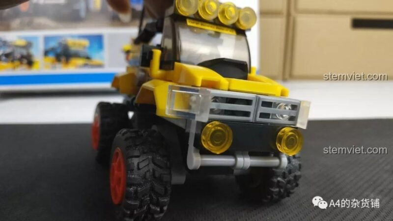 Chi tiết hệ thống giảm xóc của bộ đồ chơi Sluban M38-B0663A Xe Địa Hình Pathfinder, đồ chơi mô hình xe địa hình chất lượng cao.
