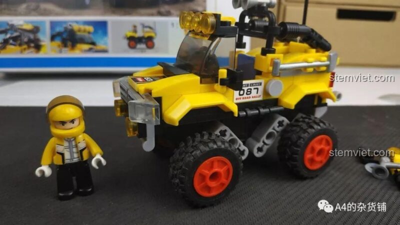 Mô hình hoàn chỉnh của bộ đồ chơi Sluban M38-B0663A Xe Địa Hình Pathfinder màu vàng, đồ chơi lắp ráp xe địa hình có giảm xóc.