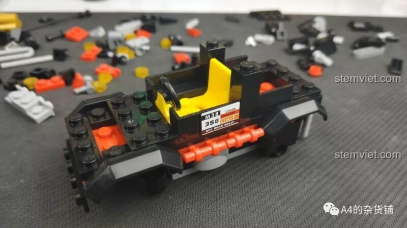 Các bước lắp ráp phần thân của bộ đồ chơi Sluban M38-B0663D Xe Địa Hình Explorer, hướng dẫn chi tiết.