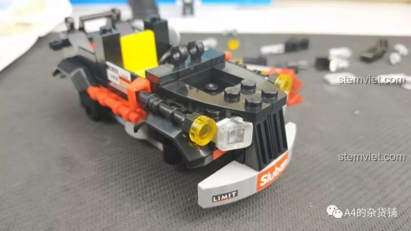 Hoàn thiện phần đuôi xe của bộ đồ chơi Sluban M38-B0663D Xe Địa Hình Explorer, đồ chơi lắp ráp xe địa hình.