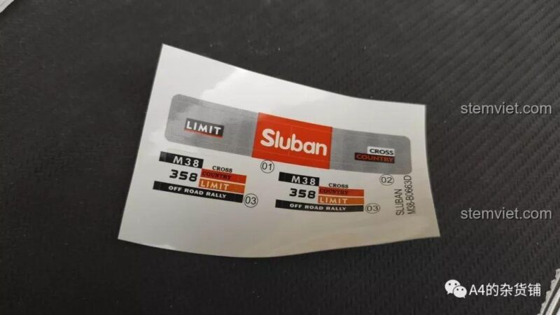 Tấm decal dán cho bộ đồ chơi Sluban M38-B0663D Xe Địa Hình Explorer, giúp trang trí xe địa hình có bánh xe điều hướng.