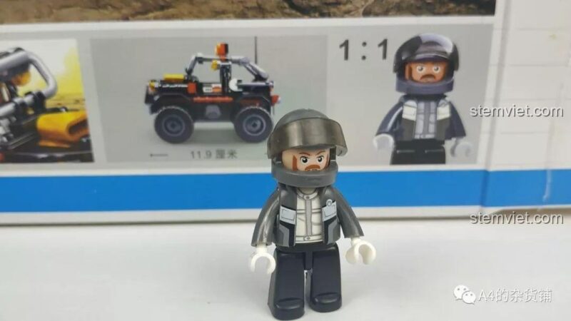 Minifigure và kích thước 11.9cm của bộ đồ chơi Sluban M38-B0663D Xe Địa Hình Explorer, thể hiện tỉ lệ mô hình.