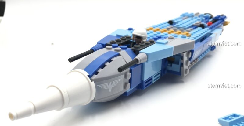 Cận cảnh quá trình lắp ráp mô hình Chiến Đấu Cơ Hợp Thể Sluban với minifigure phi công trong buồng lái.
