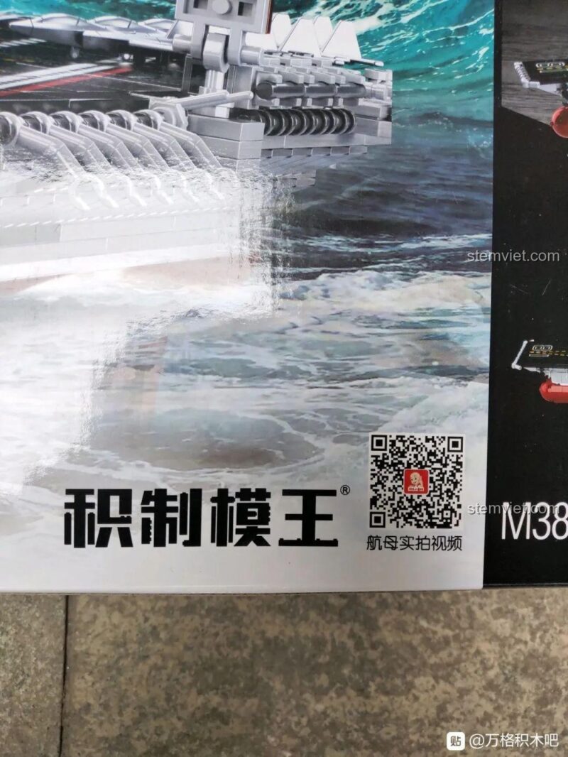 Mặt sau hộp của đồ chơi mô hình Hàng không mẫu hạm Type 002 M38B0698, giới thiệu 2 mẫu có thể lắp ráp: tàu Sơn Đông và tàu chiến ý tưởng.
