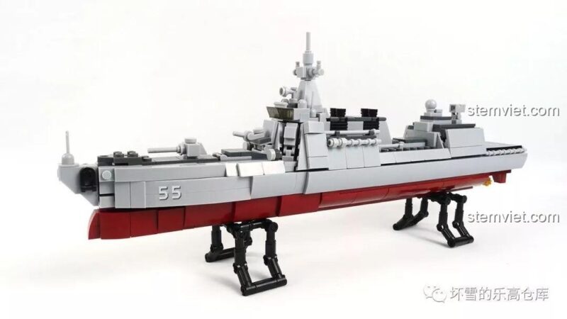 Toàn cảnh mô hình Tàu Khu Trục Type 055 Sluban M38-B0700 trên đế trưng bày.