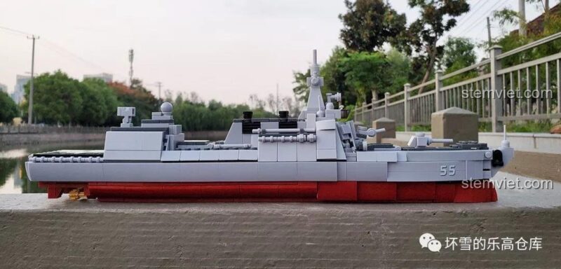 Ảnh chụp thực tế mô hình Tàu chiến Type 055 Sluban B0700 sau khi lắp ráp.