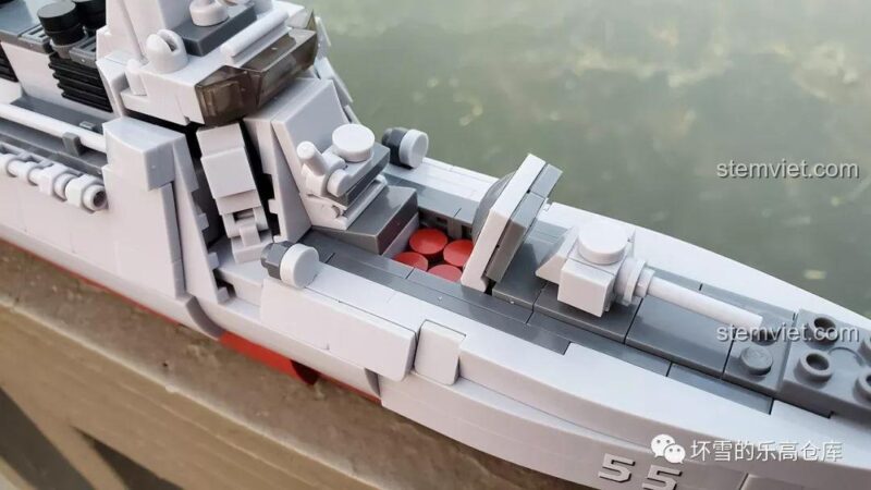 Chi tiết hệ thống phóng tên lửa thẳng đứng trên đồ chơi mô hình Sluban M38-B0700.