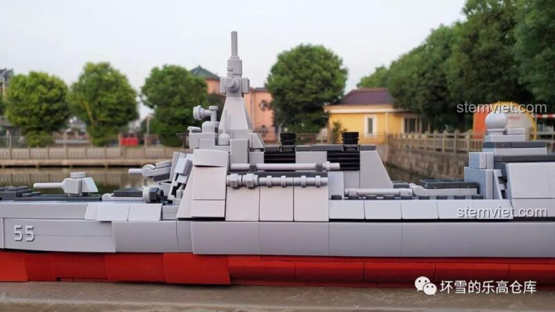 Phần thân giữa và các chi tiết vũ khí của mô hình Tàu Khu Trục Type 055.