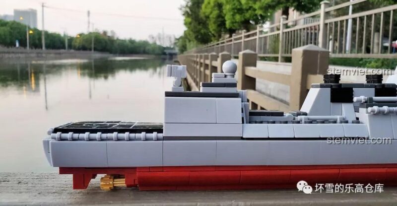 Phần đuôi tàu và sân đỗ trực thăng của mô hình Sluban M38-B0700.