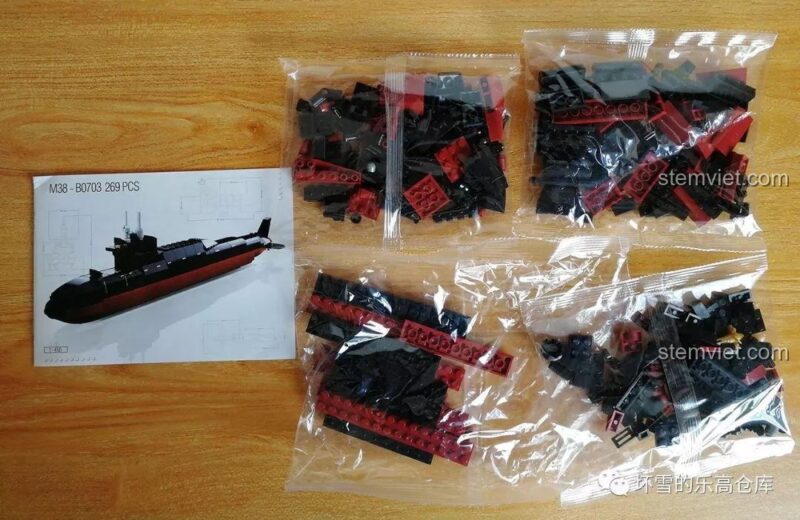 Bên trong hộp bộ lắp ráp Tàu ngầm hạt nhân Type 094 M38B0703, các túi gạch được đóng gói cẩn thận.