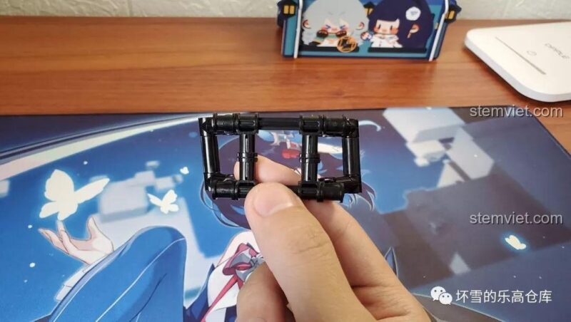 Chân đế trưng bày đi kèm bộ đồ chơi mô hình Sluban M38-B0703.