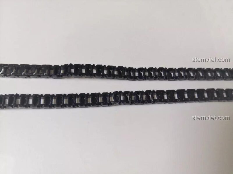 Bánh xích đã lắp ráp của bộ lắp ghép Sluban M38-B0709 Xe Tăng Siêu Nhẹ CV33, tăng cường trải nghiệm chơi.