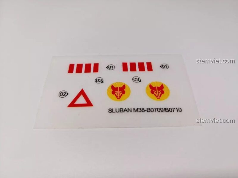 Tờ decal đi kèm bộ đồ chơi Sluban M38-B0709 Xe Tăng Siêu Nhẹ CV33, giúp trang trí mô hình.