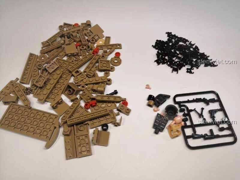 Các mảnh ghép rời của bộ lắp ghép Sluban M38-B0709 Xe Tăng Siêu Nhẹ CV33, chất liệu nhựa an toàn ABS.