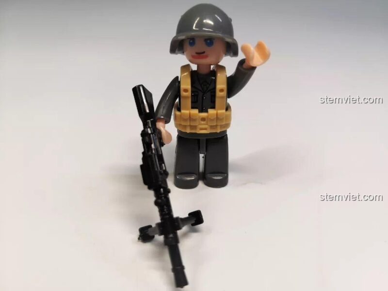 Minifigure lính hoàn chỉnh từ bộ lắp ghép Sluban M38-B0709 Xe Tăng Siêu Nhẹ CV33, nhân vật quân sự cho bé trai.