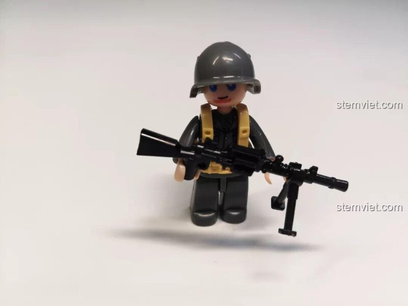 Minifigure lính đã lắp ráp với súng máy, đi kèm bộ đồ chơi Sluban M38-B0709 Xe Tăng Siêu Nhẹ CV33, tăng cường trải nghiệm nhập vai.
