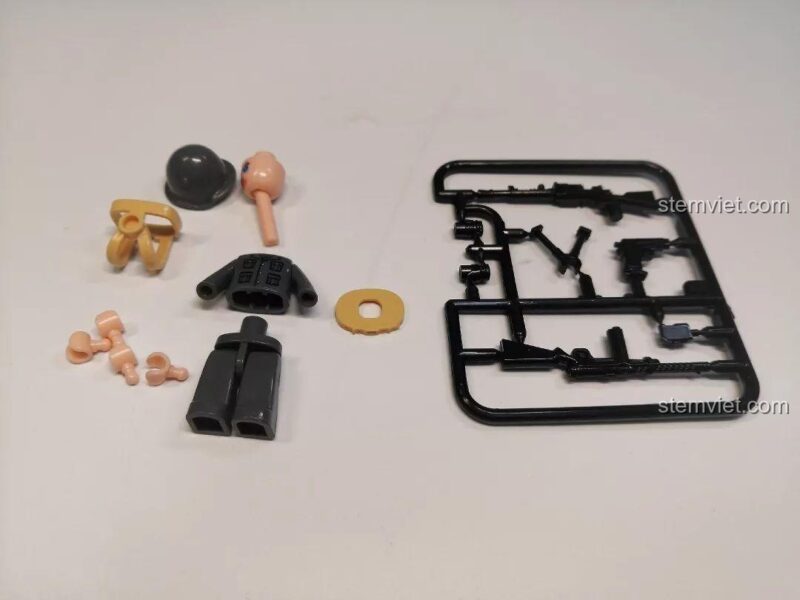 Các bộ phận của minifigure lính trong bộ lắp ghép Sluban M38-B0709 Xe Tăng Siêu Nhẹ CV33, chi tiết nhỏ.