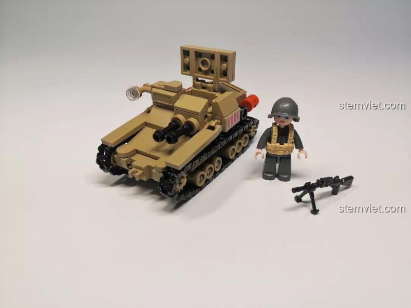 Mô hình xe tăng Sluban M38-B0709 Xe Tăng Siêu Nhẹ CV33 cùng minifigure lính, sẵn sàng cho các trận chiến giả tưởng.