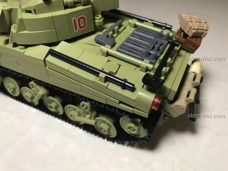 Đồ chơi mô hình Trận chiến El Alamein, chi tiết phần đuôi xe tăng với các phụ kiện và đường nét sắc sảo.