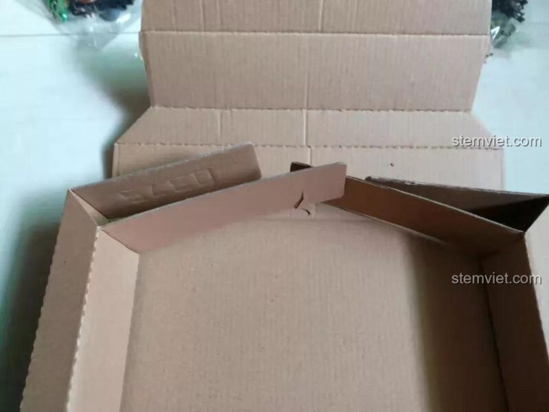 Sluban M38-B0713, ảnh hộp sản phẩm được gấp gọn, cho thấy cách đóng gói.