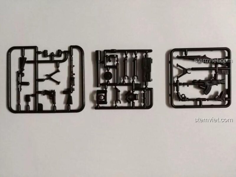 Đồ chơi mô hình Trận chiến El Alamein, khung chứa các loại vũ khí đa dạng cho minifigure, tăng tính chân thực.