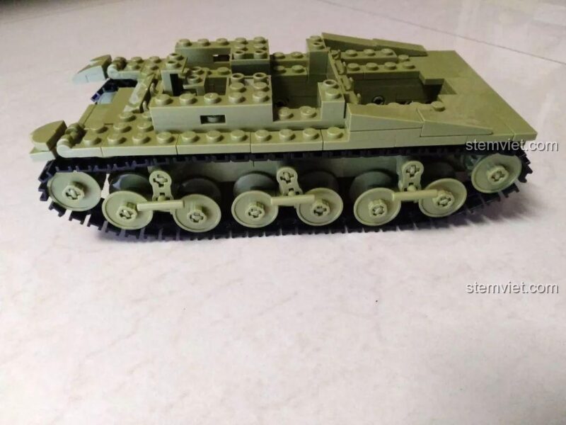 Bộ lắp ghép Trận chiến El Alamein, xe tăng với bánh xích đã hoàn thiện, sẵn sàng cho các bước lắp ráp tiếp theo.