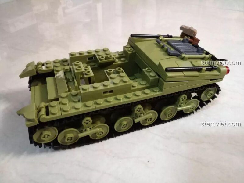 Xe tăng Sherman Firefly 713, hình ảnh xe tăng nhìn từ cạnh bên, thể hiện các chi tiết bên hông.