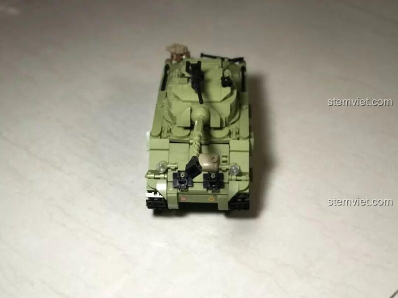 Bộ lắp ráp chiến trường 0713, xe tăng hoàn chỉnh nhìn từ cạnh bên, với hệ thống treo hoạt động.