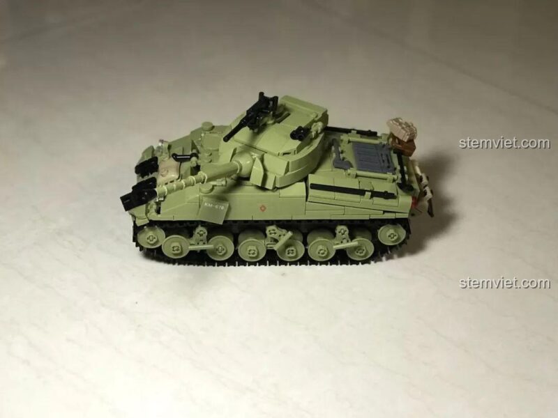 Đồ chơi xây dựng M38B0713, xe tăng hoàn chỉnh với các chi tiết phụ kiện được gắn trên thân xe.