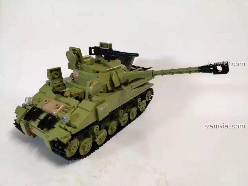 Bộ lắp ráp Mô hình xe tăng Thế chiến II, xe tăng hoàn chỉnh nhìn từ góc chéo, thể hiện sự mạnh mẽ của thiết kế.