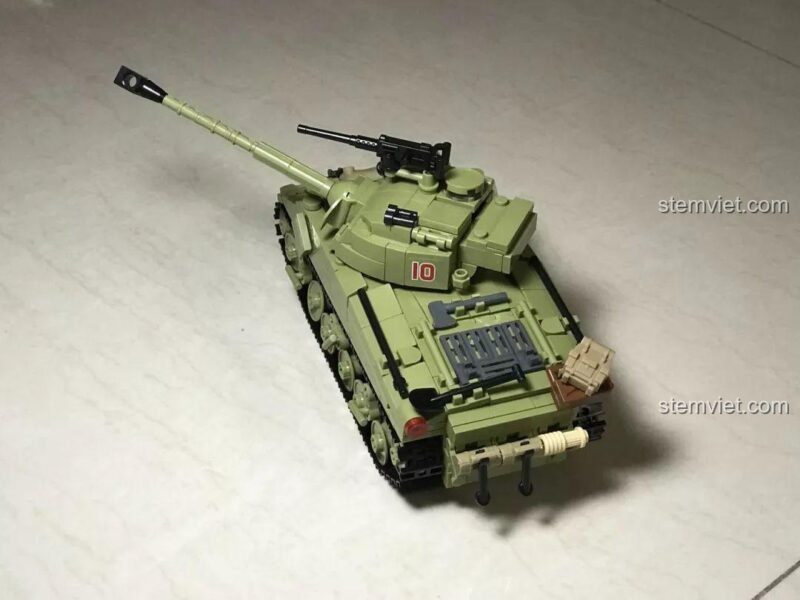 Bộ đồ chơi Xe tăng Sherman Firefly, mặt sau của xe tăng hoàn chỉnh, với các chi tiết ống xả và thùng dự trữ.